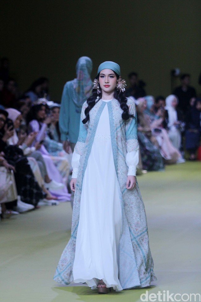 Inilah koleksi baju Lebaran 2024 dari brand Mandjha Hijab. Brand milik Ivan Gunawan itu menghadirkan deretan busana dengan motif masjid dan abjad Rusia yang khas.  Foto: Dok. Mohammad Abduh/detikcom.