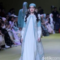 Inilah koleksi baju Lebaran 2024 dari brand Mandjha Hijab. Brand milik Ivan Gunawan itu menghadirkan deretan busana dengan motif masjid dan abjad Rusia yang khas.  Foto: Dok. Mohammad Abduh/detikcom.