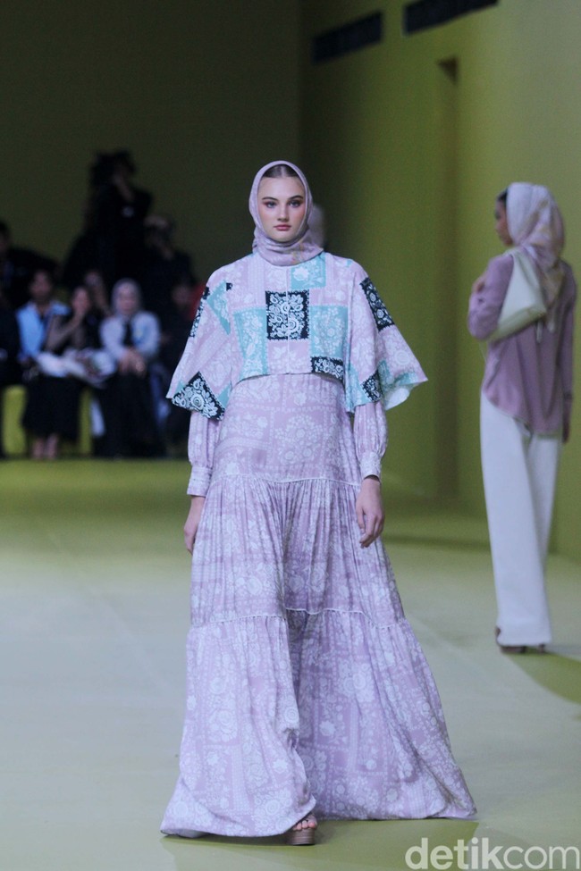 Inilah koleksi baju Lebaran 2024 dari brand Mandjha Hijab. Brand milik Ivan Gunawan itu menghadirkan deretan busana dengan motif masjid dan abjad Rusia yang khas. Foto: Dok. Mohammad Abduh/detikcom.