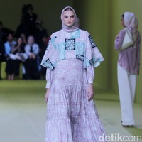 Inilah koleksi baju Lebaran 2024 dari brand Mandjha Hijab. Brand milik Ivan Gunawan itu menghadirkan deretan busana dengan motif masjid dan abjad Rusia yang khas. Foto: Dok. Mohammad Abduh/detikcom.