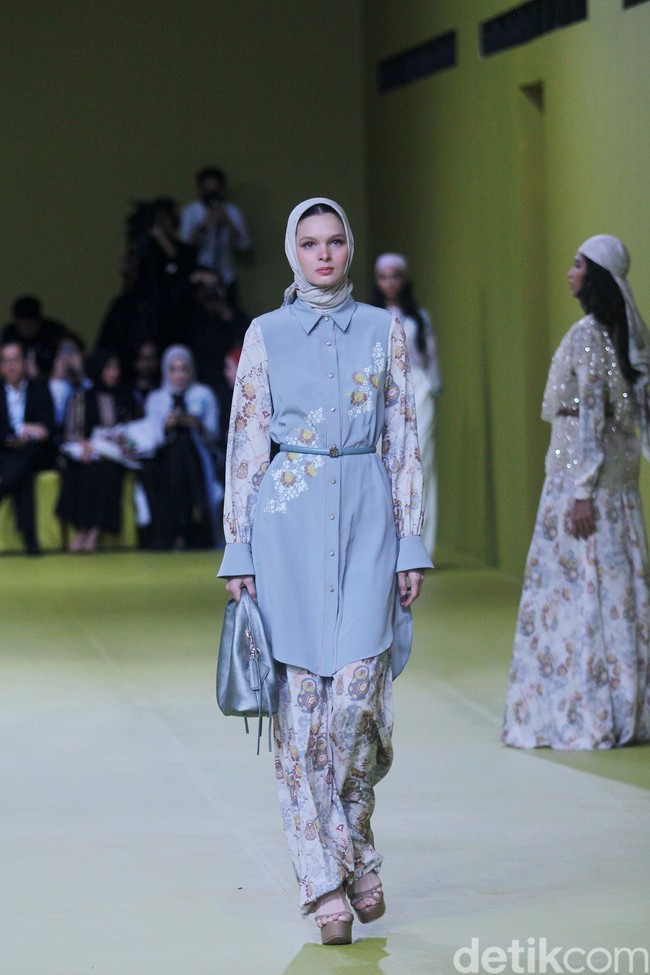 Inilah koleksi baju Lebaran 2024 dari brand Mandjha Hijab. Brand milik Ivan Gunawan itu menghadirkan deretan busana dengan motif masjid dan abjad Rusia yang khas. Foto: Dok. Mohammad Abduh/detikcom.