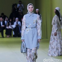 Inilah koleksi baju Lebaran 2024 dari brand Mandjha Hijab. Brand milik Ivan Gunawan itu menghadirkan deretan busana dengan motif masjid dan abjad Rusia yang khas. Foto: Dok. Mohammad Abduh/detikcom.