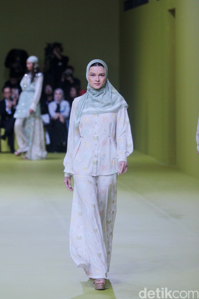 Inilah koleksi baju Lebaran 2024 dari brand Mandjha Hijab. Brand milik Ivan Gunawan itu menghadirkan deretan busana dengan motif masjid dan abjad Rusia yang khas. Foto: Dok. Mohammad Abduh/detikcom.