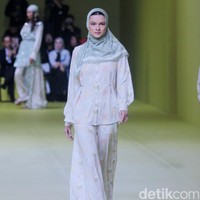 Inilah koleksi baju Lebaran 2024 dari brand Mandjha Hijab. Brand milik Ivan Gunawan itu menghadirkan deretan busana dengan motif masjid dan abjad Rusia yang khas. Foto: Dok. Mohammad Abduh/detikcom.