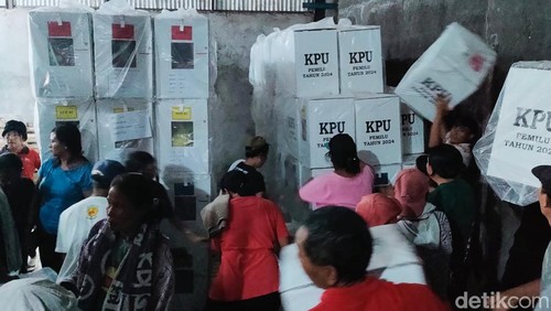 Komisi Pemilihan Umum (KPU) Kabupaten Gianyar mengirim sebanyak 7.995 kotak suara ke 70 desa/kelurahan di wilayah Gianyar, Bali. (Foto: Putu Krista/detikBali)