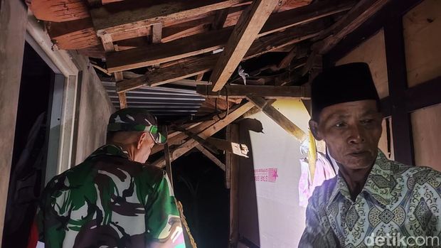Kondisi atap rumah Suroso usai tertimpa tutup ketel uap yang meledak di Wonosari, Gunungkidul.