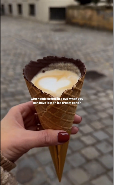 Kopi disajikan dalam cone es krim