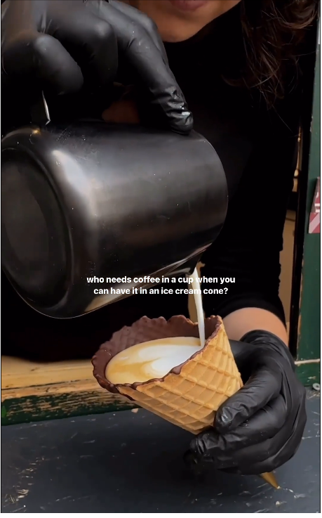 Kopi disajikan dalam cone es krim