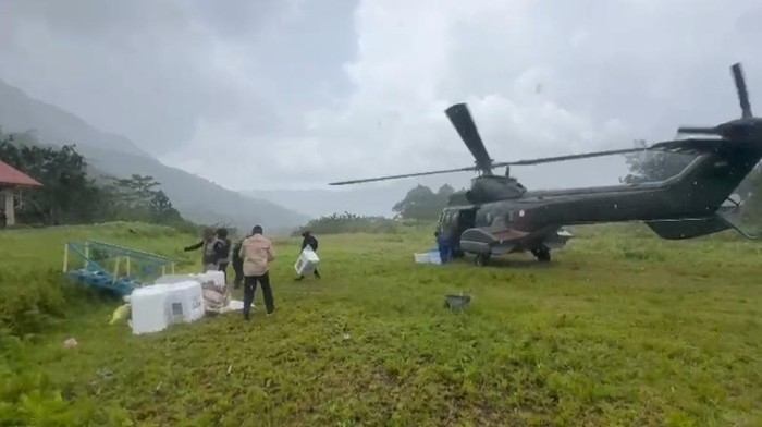 KPU Teluk Bintuni mendistribusikan 40 kotak suara di dua distrik menggunakan helikopter.
