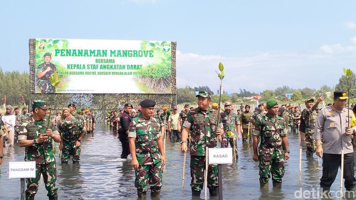 KSAD Jenderal Maruli Simanjuntak memimpin penanaman 64.500 batang mangrove di lahan seluas 102,5 hektare di seluruh Aceh.