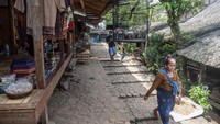 Warga Suku Badui berjalan melintas di permukiman Badui di Kampung Kaduketug, Lebak, Banten, Senin (12/2/2024).