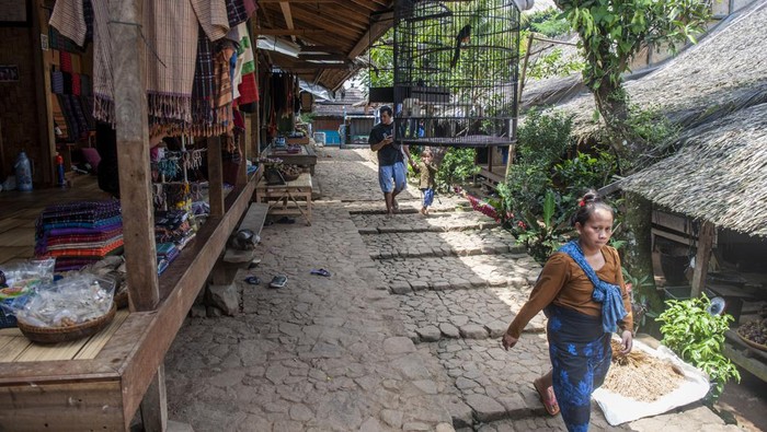 Warga Suku Badui berjalan melintas di permukiman Badui di Kampung Kaduketug, Lebak, Banten, Senin (12/2/2024). Pemerintah Desa Kanekes menutup sementara kunjungan wisata menuju kawasan adat Badui Dalam sehubungan dengan dilaksanakannya ritual Kawalu yang dilaksanakan hingga 13 Mei 2024. ANTARA FOTO/Muhammad Bagus Khoirunas/foc.