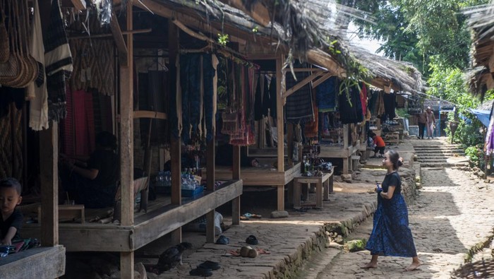 Warga Suku Badui berjalan melintas di permukiman Badui di Kampung Kaduketug, Lebak, Banten, Senin (12/2/2024). Pemerintah Desa Kanekes menutup sementara kunjungan wisata menuju kawasan adat Badui Dalam sehubungan dengan dilaksanakannya ritual Kawalu yang dilaksanakan hingga 13 Mei 2024. ANTARA FOTO/Muhammad Bagus Khoirunas/foc.