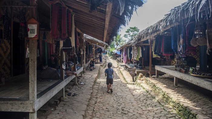Warga Suku Badui berjalan melintas di permukiman Badui di Kampung Kaduketug, Lebak, Banten, Senin (12/2/2024). Pemerintah Desa Kanekes menutup sementara kunjungan wisata menuju kawasan adat Badui Dalam sehubungan dengan dilaksanakannya ritual Kawalu yang dilaksanakan hingga 13 Mei 2024. ANTARA FOTO/Muhammad Bagus Khoirunas/foc.