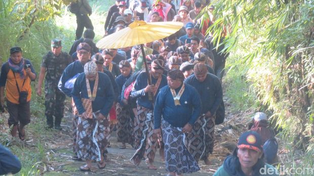 Juru Kunci Gunung Merapi Mas Wedana Suraksa Hargo Asihono (blangkon putih) memimpin jalannya Labuhan Merapi di Gunung Merapi, Senin (12/2/2024) pagi.