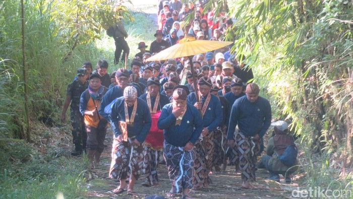 Juru Kunci Gunung Merapi Mas Wedana Suraksa Hargo Asihono (blangkon putih) memimpin jalannya Labuhan Merapi di Gunung Merapi, Senin (12/2/2024) pagi.