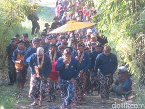 Ratusan Warga Ikuti Prosesi Labuhan Merapi di Kinahrejo Sleman