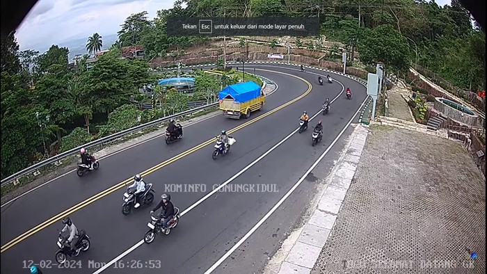 Tangkapan layar akun CCTV Diskominfo Gunungkidul memperlihatkan kondisi arus lalu lintas di jalan Jogja-Wonosari Senin (12/2/2024) pukul 16.26 WIB.