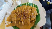 Pilihan lainnya, Sate Padang Ari Tanjung di Jelambar Baru. Ada yang bilang kalau rasanya autentik Minang seperti makan di Sumatera Barat. Isi satenya ada daging, lidah, dan hati. Foto: Marfan Khonazar via Google Image