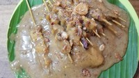 Sate Padang Pariaman yang terkenal pedas ada di Rawa Belong. Namanya Sate Padang Pariaman Doa Mandeh dengan pilihan isian lidah dan usus yang jadi favorit. Tersedia juga perkedel ikan di sini. Foto: Deden Rubbylian via Google Image