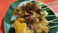 Di Kelapa Gading, mampirlah ke Sate Padang Goyang Lidah yang ada di Jalan Kelapa puan Timur. Sesuai namanya, banyak orang menyebut sate Padang di sini menggoyang lidah! Foto: Dicky Lohanto via Google Image