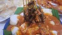 Di Jembatan Item, Sunter Agung, coba cicip Sate Padang Nan Kanduang yang juga disebut enak. Kuahnya kental oranye khas Pariaman. Foto: Sate Padang Nan Kanduang via Google Image