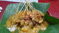 Mau cicip sate Padang legendaris? Mampirlah ke Sate Padang Mak Adjat khas Padang Panjang di Gunung Sahari. Isiannya hanya lidah, tapi terkenal lembut enak. Harganya Rp 25 ribu isi 5 tusuk di aplikasi ojek online. Foto: Dodotnet Game via Google Image