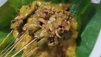 Sate Padang enak selanjutnya buatan Sate Padang M. Yunus di Jalan Menteng Wadas Timur, Setiabudi. Di sini dagingnya besar-besar dan tidak alot. Taburan bawang gorengnya bikin makin enak! Foto: Sate Padang M Yunus via Google Image