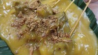 Sate Padang Mak Syukur Rawamangun tawarkan sate Padang khas Padang Panjang yang bumbunya lebih halus. Dagingnya empuk dan terkenal enak. Harganya mulai dari Rp 15 ribuan. Foto: Fajar Pratama via Google Image