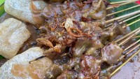 Di Toman, Sate Padang Sumber Waras jadi salah satu pilihan. Bumbunya terkenal gurih berempah dengan isian daging lunak atau kepala. Ada juga babat, usus, dan lidah. Harganya Rp 25 ribuan Foto: Jimmy Prayogo via Google Image