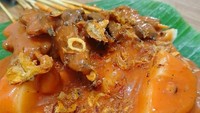 Buka sejak dini hari hingga tengah malam, inilah Sate Padang Ajo Buyung yang terkenal enak. Lokasinya di Pondok Kelapa. Kamu bisa pilih sate daging, lidah, jantung, atau usus. Foto: Syamsurizal Rizal via Google Image.