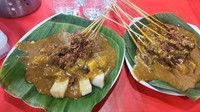 Sate Padang H. Ajo Manih berlokasi di Jl. Balai Pustaka Timur No.4, Rawamangun. Sate padang di sini tersedia dalam porsi setengah hingga 5 sekaligus. Di aplikasi ojek online, harganya mulai dari Rp 13 ribu. Foto: Didit Andian via Google Image