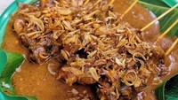 Daging yang lembut dan rasa kuah yang nikmat jadi kunci kelezatan sajian Sate Padang Ajo Jatinegara di Matraman. Harganya sekitar Rp 25 ribuan. Foto: Sate Padang Ajo Jatinegara via Google Image
