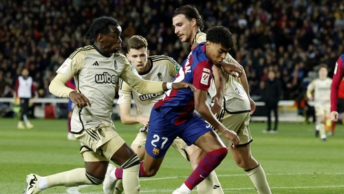 Soccer Football - LaLiga - FC Barcelona v Granada - Estadi Olimpic Lluis Companys, Barcelona, Spain - February 11, 2024 FC Barcelonas Lamine Yamal in action with Granadas Ignasi Miquel and Faitout Maouassa REUTERS/Albert Gea