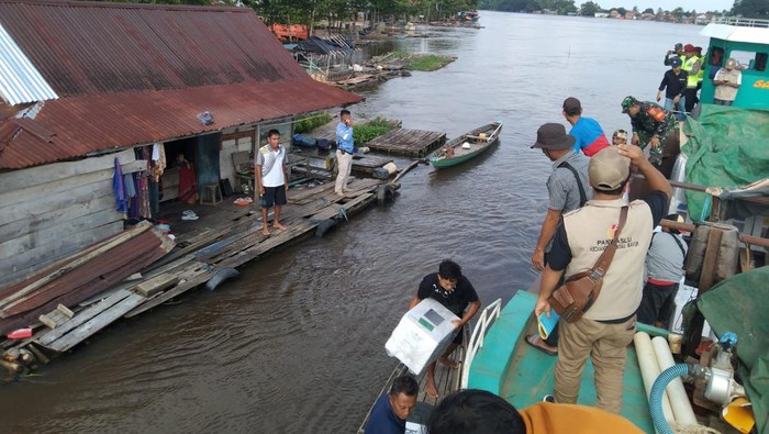 Logistik Pemilu di Banyuasin disalurkan menggunakan perahu.