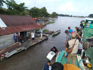 Didominasi Perairan, Distribusi Logistik Pemilu di Banyuasin Pakai Perahu