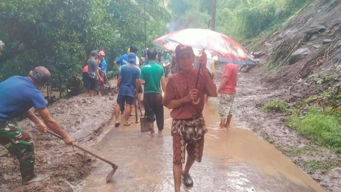 BPBD Karangasem bersama bersama warga membersihkan material longsor, Senin (12/2/2024). (dok. BPBD Karangasem)