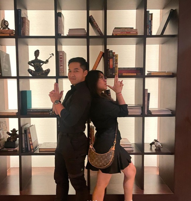 Beberapa waktu lalu Kenzo dan Lovely sempat membagikan potret kebersamaan mereka saat dinner bareng. Tampil kompak, keduaanya tampak sama-sama mengenakan pakaian berwarna hitam. Foto: Instagram