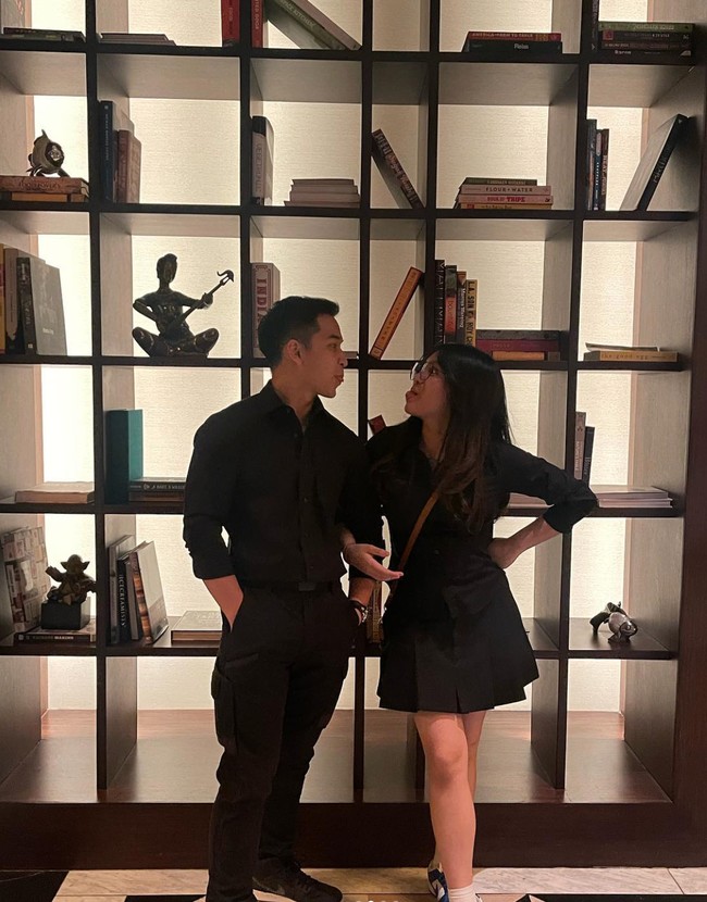 Foto-foto mesra dan kompak Lovely dan Kenzo itu dibagikan ke akun Instagram masing-masing. Seperti dalam foto, keduanya berpose saling bertatapan dengan memamerkan ekspresi kocaknya. Lovely juga tampak menggandeng tangan Kenzo. Foto: Instagram