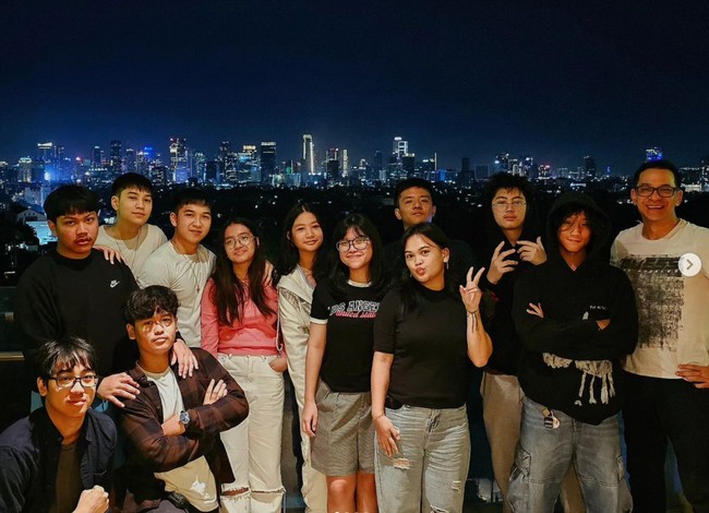 Di hari ulang tahun Kenzo, Lovely juga tampak hadir. Bahkan keduanya sudah tak malu-malu lagi memamerkan kebersamaan mereka di depan ayah Kenzo, Ari Wibowo. Foto: Instagram