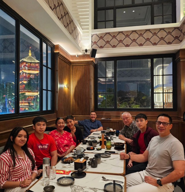 Terbaru, Lovely terlihat hadir dan ikut merayakan Imlek bersama keluarga Kenzo. Dalam foto yang dibagikan terlihat Ari Wibowo dan mantan istrinya, Inge Anugrah juga turut hadir dan berpose bersama-sama. Foto: Instagram