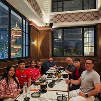 Terbaru, Lovely terlihat hadir dan ikut merayakan Imlek bersama keluarga Kenzo. Dalam foto yang dibagikan terlihat Ari Wibowo dan mantan istrinya, Inge Anugrah juga turut hadir dan berpose bersama-sama. Foto: Instagram