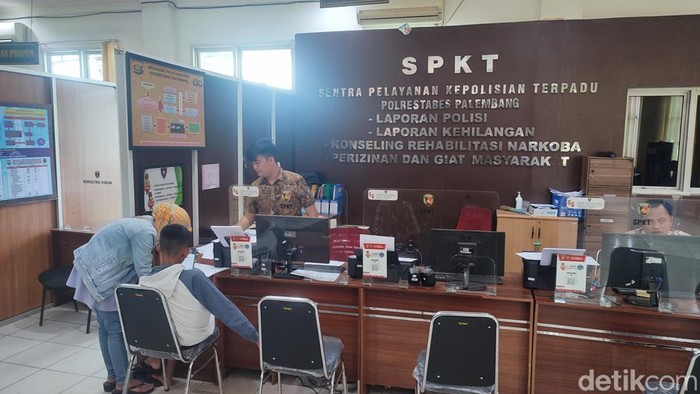 MA dan orang tuanya saat melaporkan kejadian penganiayaan di ruang SPKT Polrestabes Palembang.