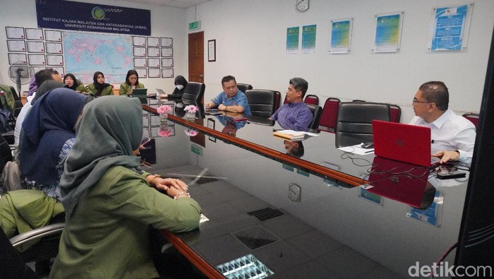 Magister Ilmu Komunikasi UPNVJ Sambangi IKMAS UKM Belajar Metodologi Penelitian Program Studi (Prodi) Magister Ilmu Komunikasi (MIK) Universitas Pembangunan Nasional Veteran jakarta (UPNVJ) menyambangi Institute of Malaysian and International Studies (IKMAS) Universiti Kebangsaan Malaysia (UKM) belajar dan memperkuat hubungan kerjasama yang telah terjalin sebelumnya.