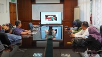 Kunjungan yang dilakukan pada 6-8 Februari 2024 tersebut membahas tindak lanjut kerja sama di bidang pendidikan, di antaranya riset bersama. “Ini menjadi kunjungan balas yang sebelumnya sudah di lakukan oleh Direktur IKMAS UKM, Prof. Dr. Sufian dan Prof Kamarulnizam. Kami juga turut sertakan mahasiswa pascasrjana ilmu komunikasi kami untuk bisa merasakan langsung oleh Prof. Kamarulnizam,” ujar Dr. Fitria Ayuningtyas, Wakil Dekan Bidang Akademik FISIP UPNVJ. 