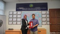 Wakil Dekan Bidang Akademik Dr. Fitria Ayuningtyas dan Prof. Dr. Sufian Jusoh saling bertukar cinderamata. 
