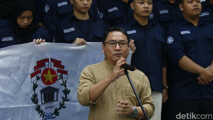 Mahasiswa, dosen, dan alumni Departemen Politik dan Pemerintahan Fisipol UGM menyampaikan pernyataan sikap terkait kondisi demokrasi hari ini di Fisipol UGM, Senin (12/2/2024).