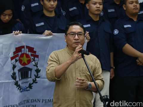 Mahasiswa, dosen, dan alumni Departemen Politik dan Pemerintahan Fisipol UGM menyampaikan pernyataan sikap terkait kondisi demokrasi hari ini di Fisipol UGM, Senin (12/2/2024).