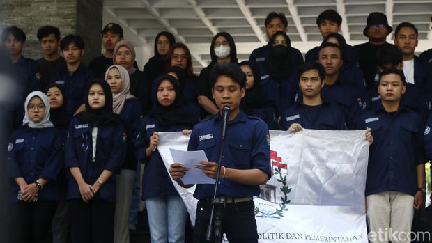 Mahasiswa, dosen, dan alumni Departemen Politik dan Pemerintahan Fisipol UGM menyampaikan pernyataan sikap terkait kondisi demokrasi hari ini di Fisipol UGM, Senin (12/2/2024).