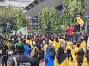 Demo di Kantor Gubernur Jateng, Massa Soraki Anggota DPRD-Acungi Celdam